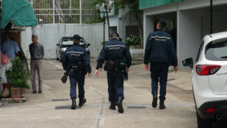 警察机动部队到爆窃案现场追捕贼人。