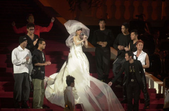 劉培基當年幫梅姐完成夢想，做一套婚紗讓她嫁給舞台。