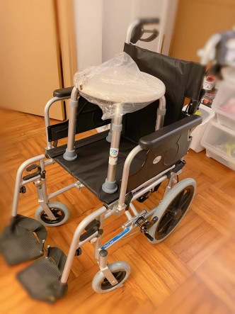 送出物資

黎瑞恩搵朋友送嚟輪椅、拐杖、沖涼凳及氧氣機畀子博太太。