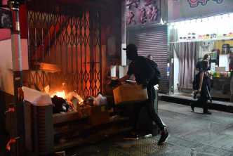旺角站遭示威者纵火。