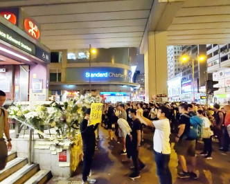 一批示威者在太子站出口獻花。