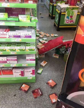 有超市物品被震落地面。网图