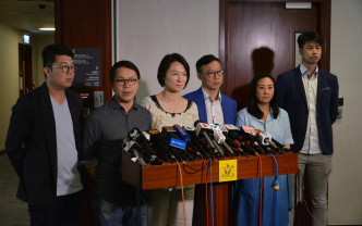 李慧琼（左三）批評民主派議員不應利用會議時間發洩情緒。