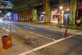 有市民在欽州街一帶以垃圾筒等雜物設置路障。