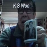 修哥的水杯印有與亡妻合照。