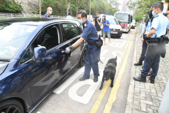 警方再召缉毒犬搜车，未有进一步发现。
