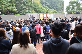 逾百名學生參加遊行。