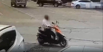 一名男子駕駛電單車將狗隻偷走。網圖