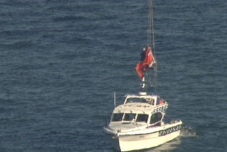 示威者悬吊了数小时后，下降到桥下海面的警方船只上，之后被捕。