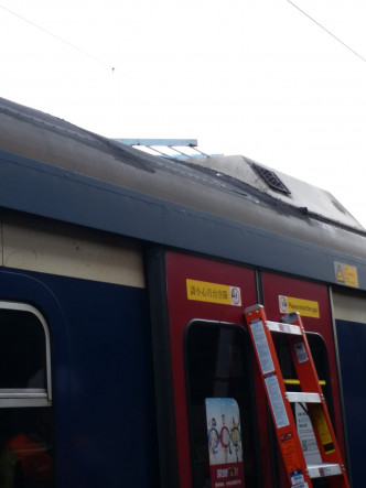 列車被投擲鐵欄。港鐵提供
