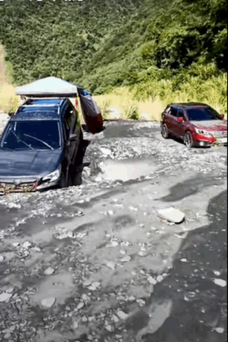洪水突襲露營車被推至插入河床。網圖