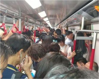 港鐵逼滿乘客。Connie Chan