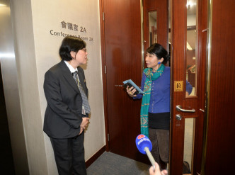 議會陣線毛孟靜（右）提早到會議室準備開會。