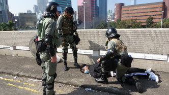警员拘捕示威者。资料图片
