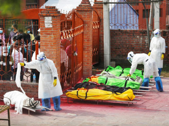 与印度接攘的尼泊尔近日新冠肺炎疫情严峻。AP图片