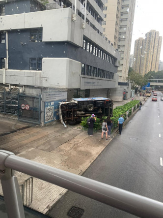貨車在警署外翻側 。圖:馬路的事(即時交通資訊台) 網民Tat Tat Chan
