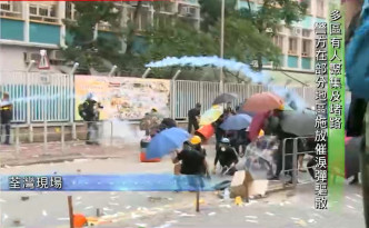 示威者在荃灣與防暴警察混戰。無綫新聞截圖