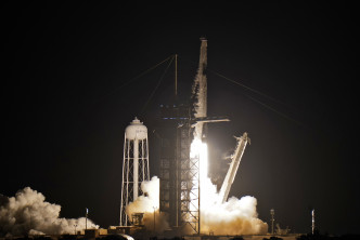 SpaceX載人龍飛船「堅韌號」和獵鷹9號火箭成功發射。AP圖片