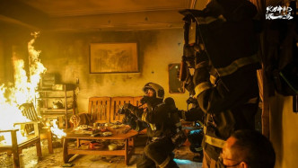 三位男主角在台北市消防局协助特训下，亲身走进不同的火场实习3个月。