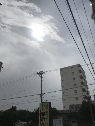 宫古岛云层之间出现太阳。网上图片