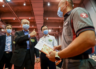 聂德权及陈帆到访九龙湾车厂，参观疫苗外展接种服务的运作情况。港铁图片