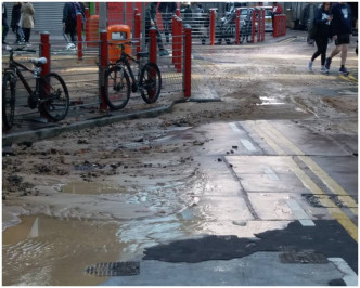 大量水夹杂沙石由地底涌出马路。图:网民Keung Chak‎
