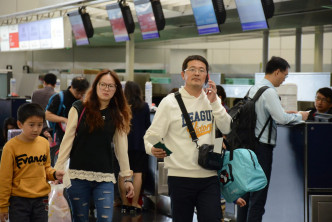 受影响旅客到机场华航柜位查询航班情况。