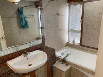 浴室设浴缸，住户可享浸浴之乐。