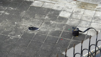 现场遗留死者的一只黑色鞋及一个工具袋。 林思明摄