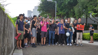 數名議員同示威者由立法會示威區步行至特首辦要求見林鄭。