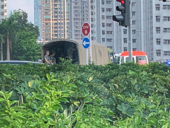 駐港部隊軍車有多名軍人坐在車內。香港突發事故報料區 網民：Ovo Ng‎