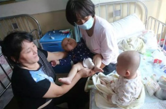 双胞胎女婴同患白血病。网上图片