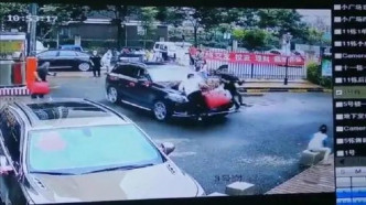 汽車撞死2名路邊玩耍姐弟。網上圖片