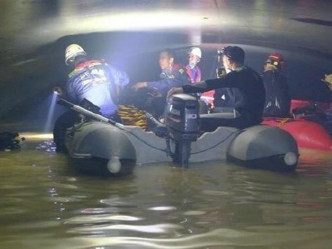 救援人员早前在隧道搜救。网图