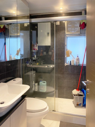 浴室保养良好，有玻璃浴屏作分隔。