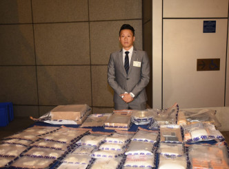 警方檢獲1.8公斤懷疑霹靂可卡因，毒品總市值約290萬港元。
