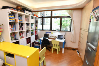 大厅一隅特设阅读区，有齐书柜及书桌。