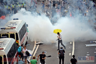 警方在9月28日發放催淚彈驅散示威者。資料圖片