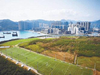廳堂及其中3房同向，可望海景、賽馬會香港足球總會足球訓練中心及遠望將軍澳南市景。