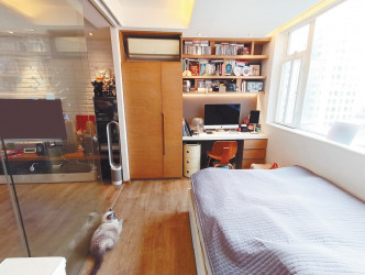 房间与客厅之间以玻璃趟门分隔，有助采光及提升空间感。