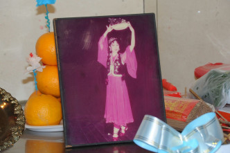 廖丽丽跳新疆民族舞的造型照。