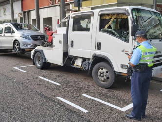 警方在行動中拖走6輛造成嚴重阻塞的車輛。警方圖片