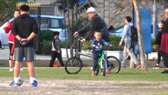 肥仔聪好紧张囝囝，一路踩一路望住囝囝。