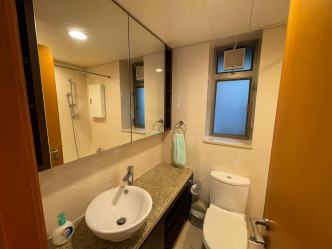浴室配有窗户及抽气扇，较通风乾爽。