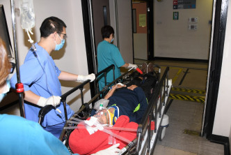 男子送往东区医院治理。