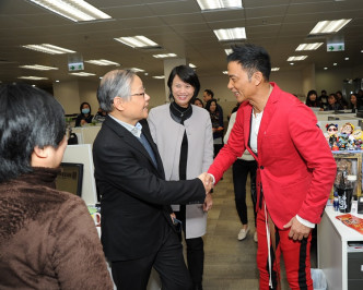 《星島日報》總編輯黎廷瑤跟任達華握手，歡迎到訪。