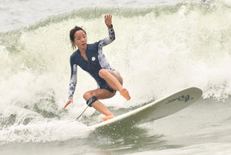 大浪湾有泳客滑浪。