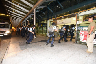 警员进入站内搜捕凶徒。
