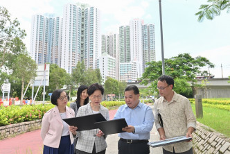 林鄭月娥（右三）在陳肇始（左一）陪同下到天水圍視察新公眾街市的選址。政府新聞處圖片