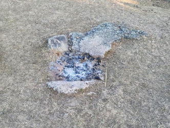 樓主亦在現場附近的沙地上，發現有生過火的痕跡。「西貢牛」Facebook圖片